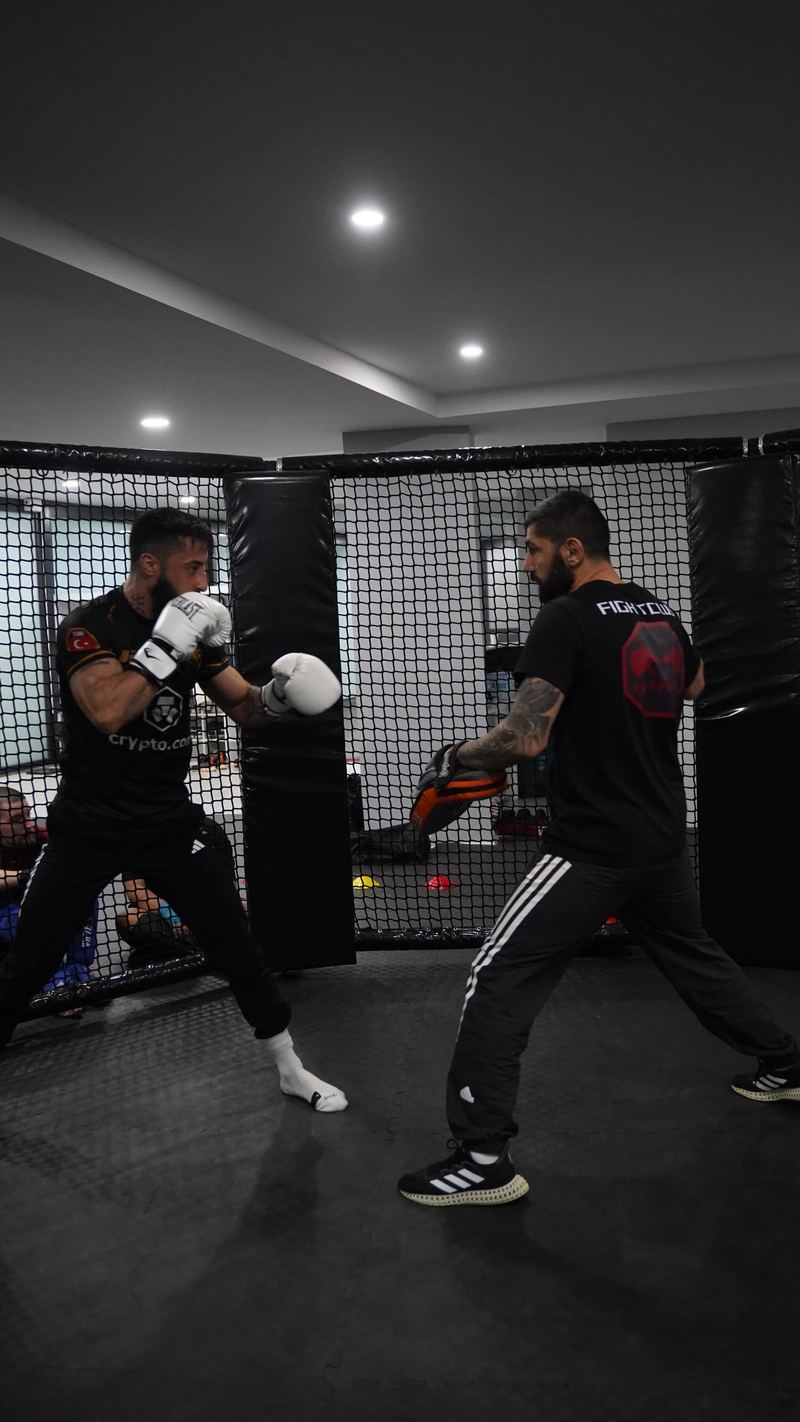 Kafeste boks ped çalışması, antrenör ve sporcu