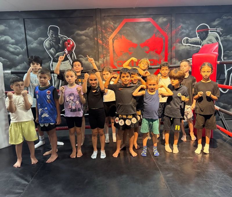 Çocuk grubu ringde, Octagon freskinin önünde
