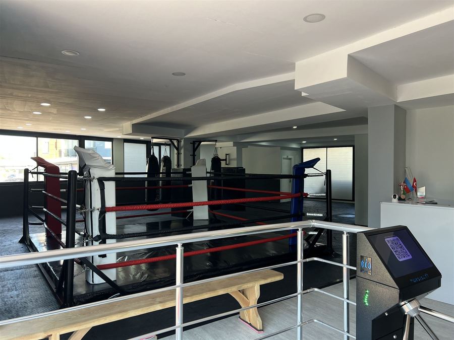 Salon girişi ve ring platformu